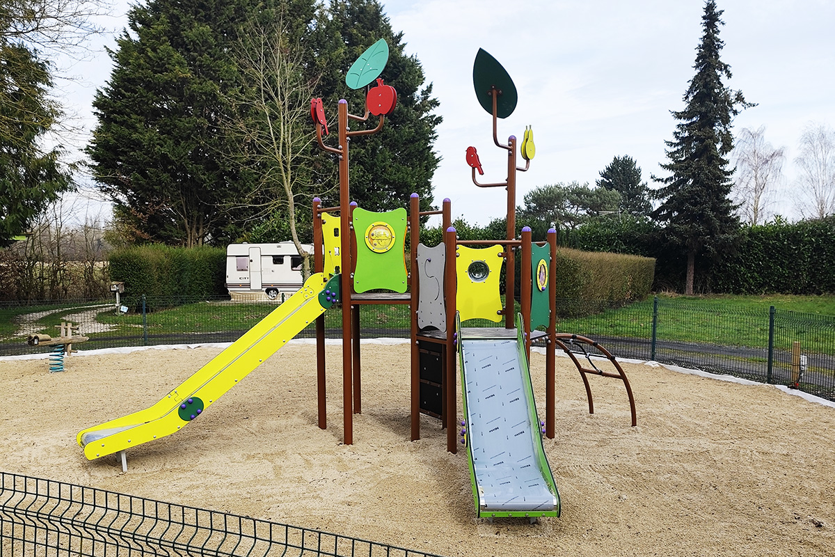 Aire de jeux, toboggan pour les enfants Playground, slide for children